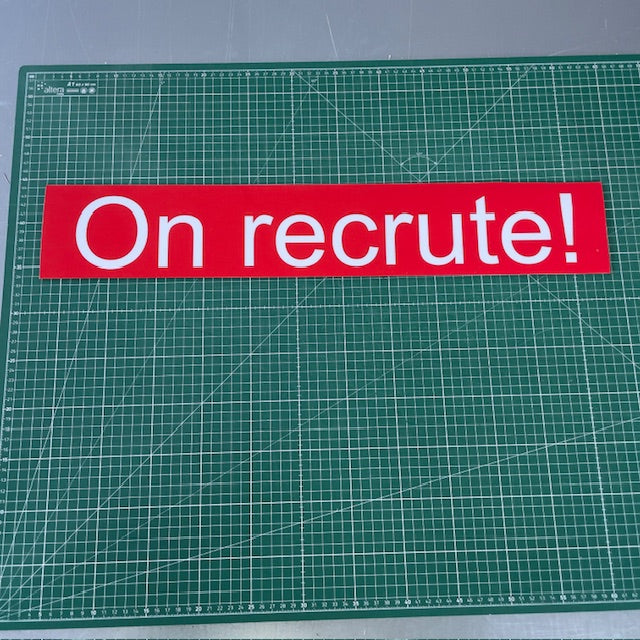 Sticker & Panneau Magnétique “On recrute !” – 60 × 10 cm – Signalétique Recrutement Vitrine & Véhicule-1