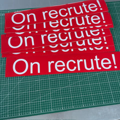 Sticker & Panneau Magnétique “On recrute !” – 60 × 10 cm – Signalétique Recrutement Vitrine & Véhicule-4