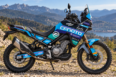 Kit déco CFMOTO 450MT 2024-2026 édition Solunion cyan noir magenta – rendu réaliste sur moto