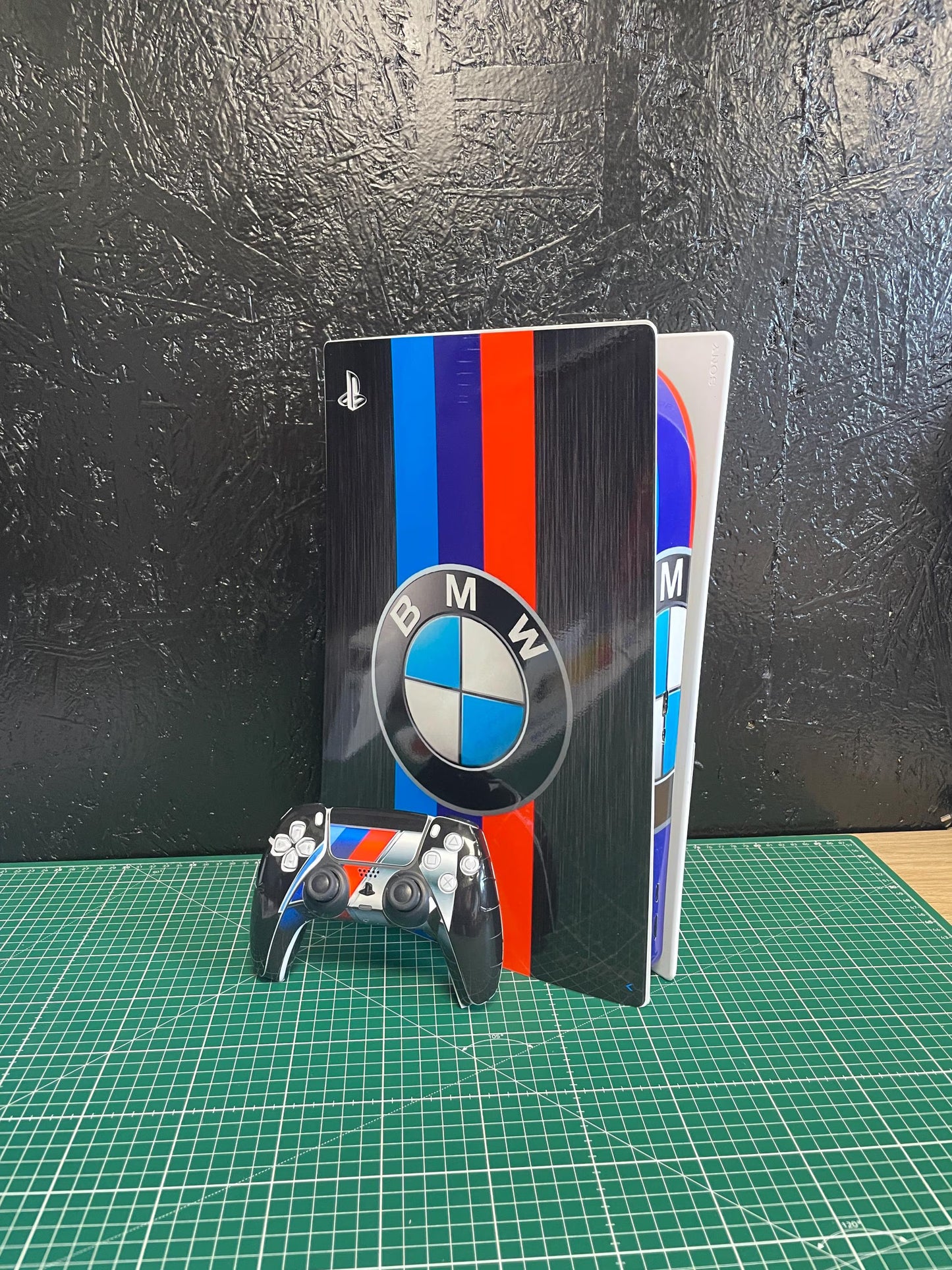 Skin PS5 Racing M Style – Sticker Vinyle Premium Console + Manette