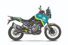 Kit déco CFMOTO 450MT 2024-2026 style road race turquoise jaune fluo noir – aperçu monté sur moto