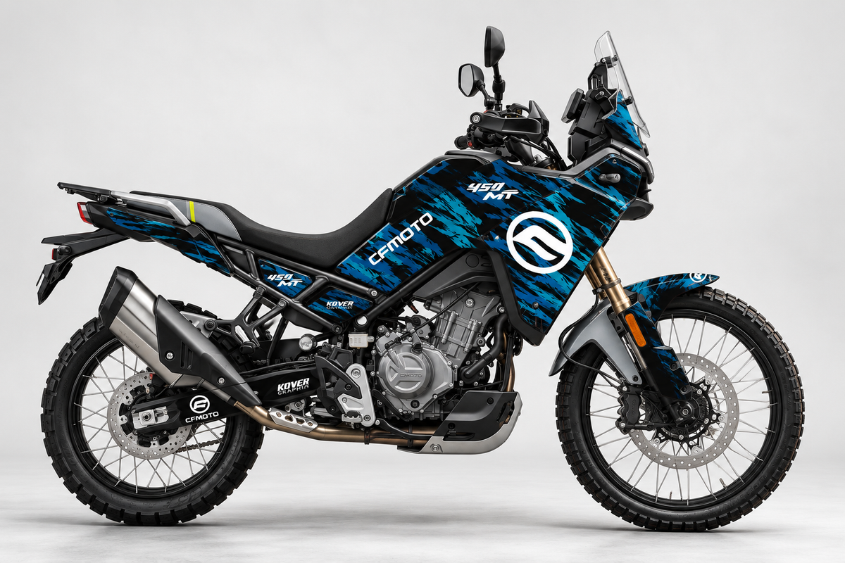 Kit déco CFMOTO 450MT 2024-2026 camo bleu dégradé noir et bleu électrique – rendu réaliste sur moto